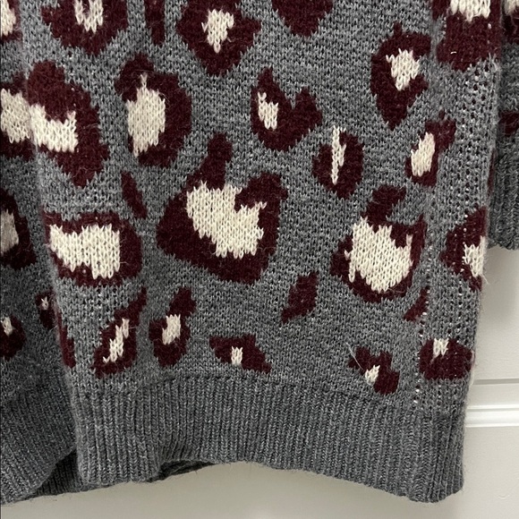 Evereve Oversized Leopard Print Cardigan in Gray and Burgundy - Size XL - Picture 15 of 16